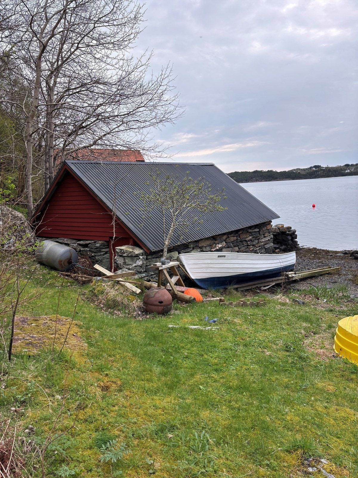 Naustet har fått nytt tak for ikke så mange år siden. Galleribilde