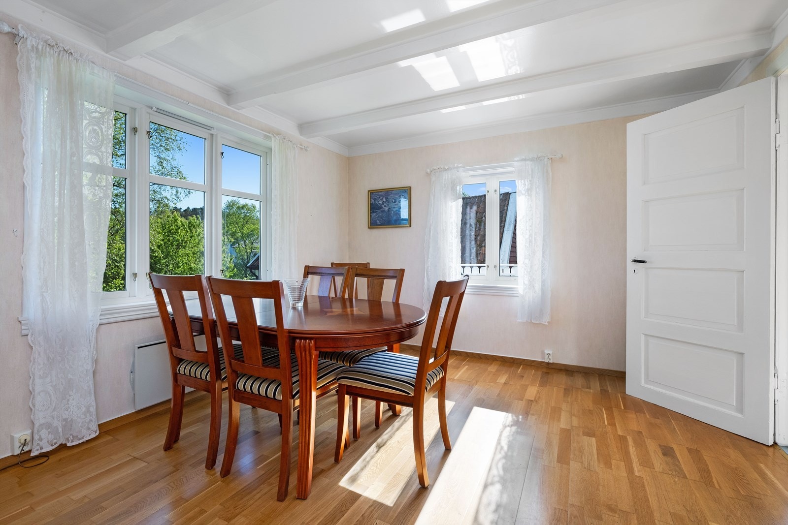 Rommet har inngang både fra kjøkkenet og hallen. Galleribilde