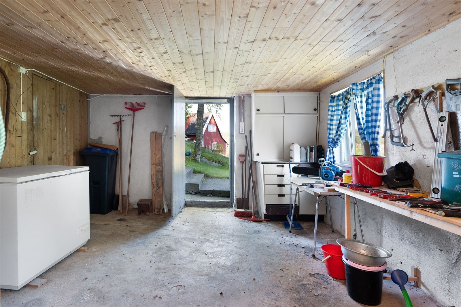 Praktisk arbeidsrom med rustikke overflater. Galleribilde