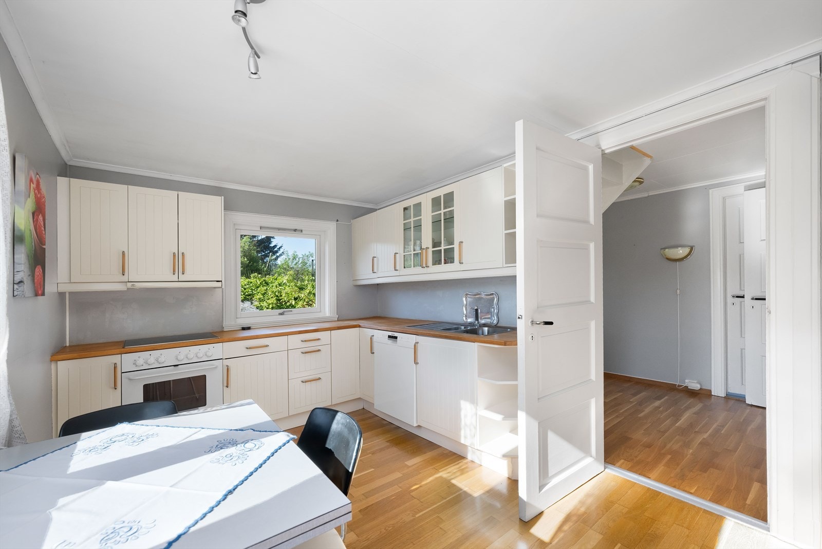 Innredningen fronter er lyse og svakt profilerte. Galleribilde