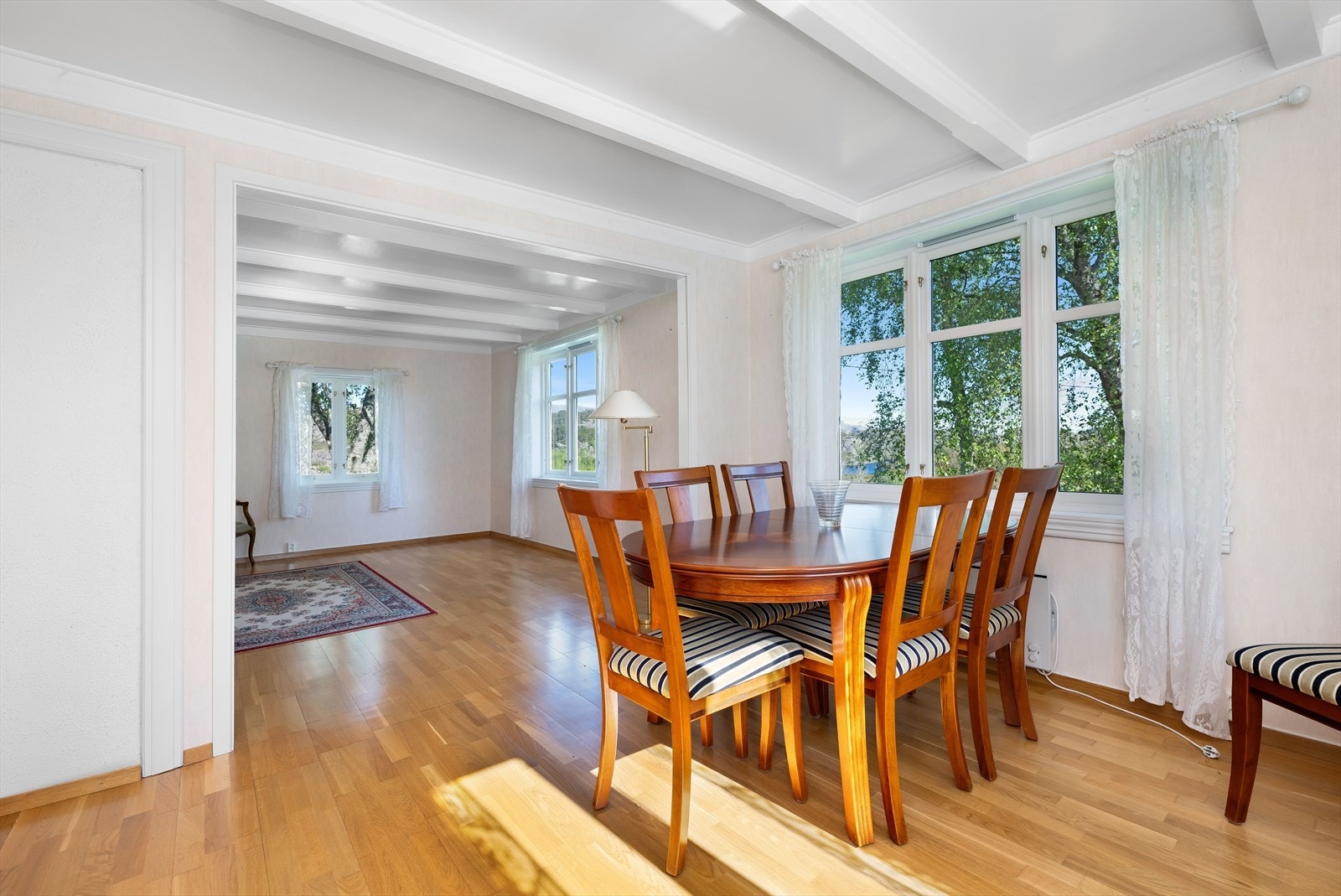 Rommet har vindusflater både mot vest, sør og øst. Dette gir godt med gjennomlys. Galleribilde