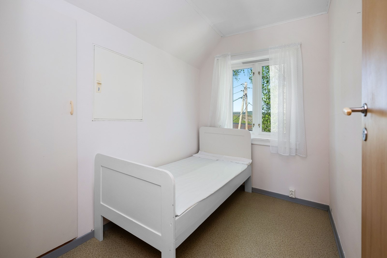 Etasjens fjerde og siste soverom er er i det nordøstlige hjørnet av etasjen. Et kjekt rom med eget bodrom. Galleribilde