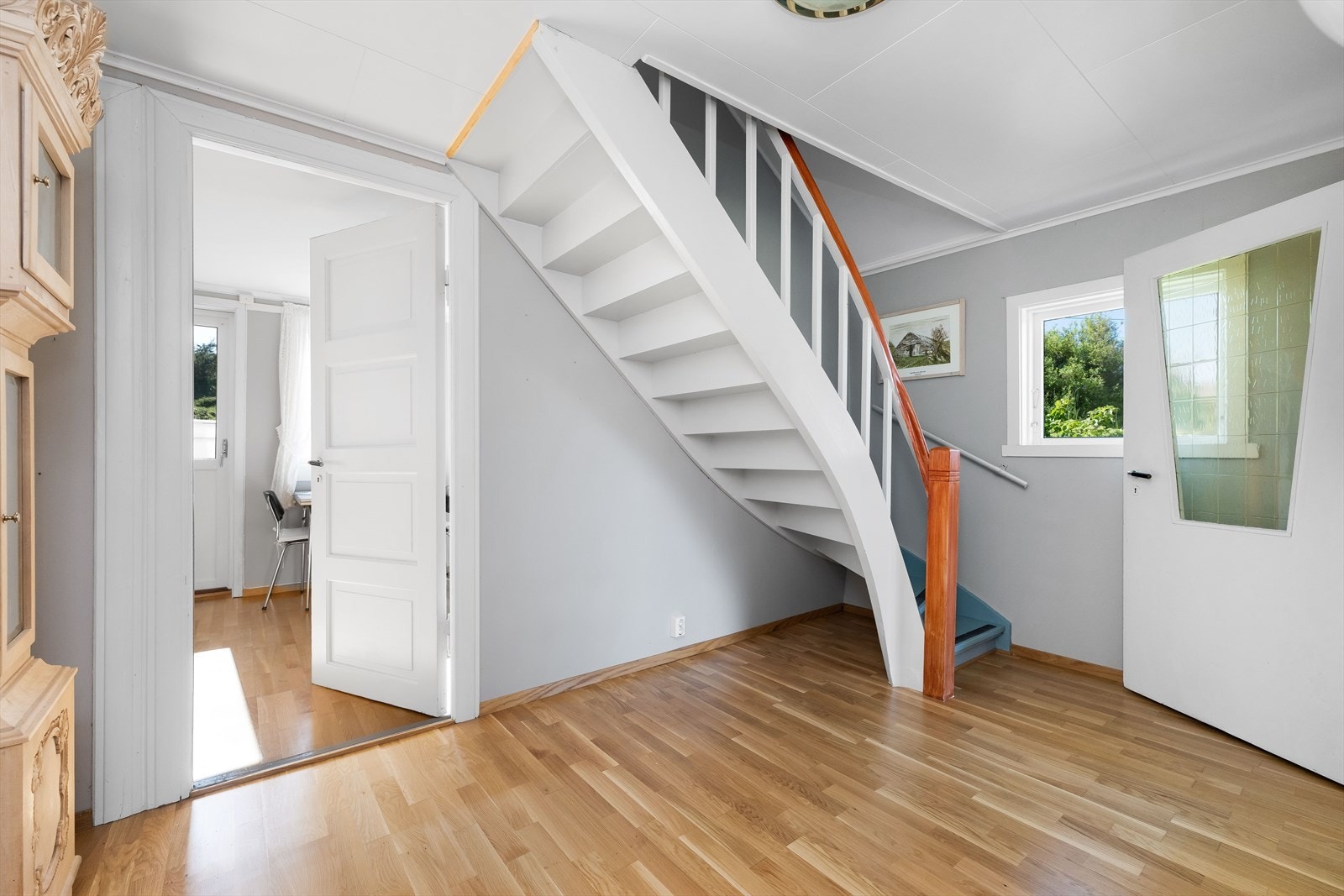 Fra det godt skjermede inngangspartiet kommer en via entreen inn i boligens flotte hall. Galleribilde