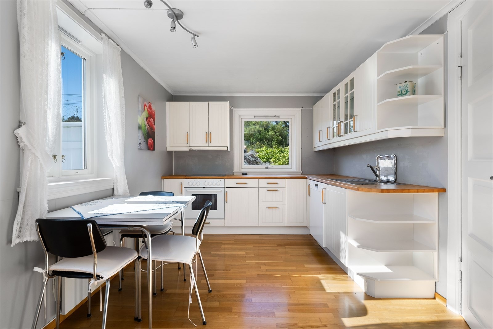 Kjøkkenet er romslig med rikelig med både benkeplass og oppbevaringsplass. Galleribilde