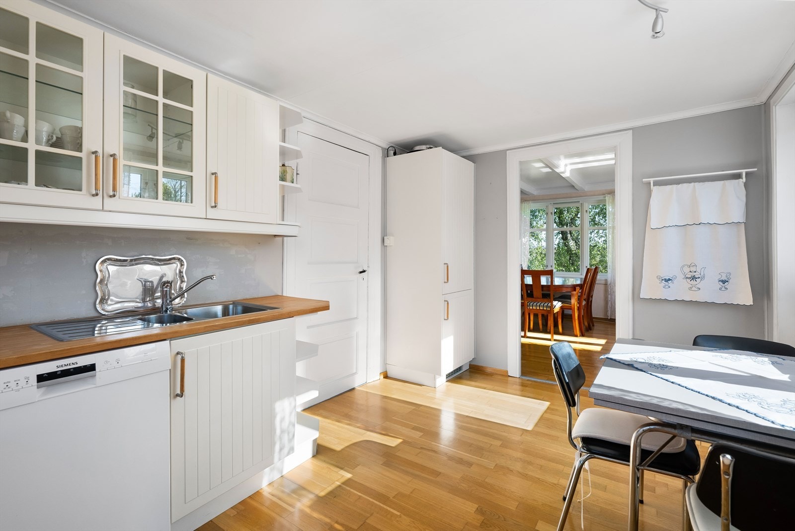 De fleste av hvitevarene er integrerte, men alle hvitevarer som er på kjøkkenet under visningen/bilder medfølger. Galleribilde