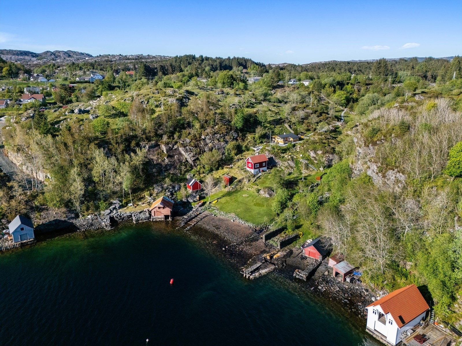 Et koselig naustmiljø i Krabbavika. Galleribilde