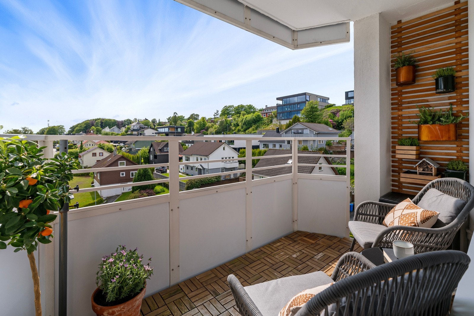 Sørvestvendt balkong på ca 5 kvm med gode solforhold og nydelig utsikt Galleribilde