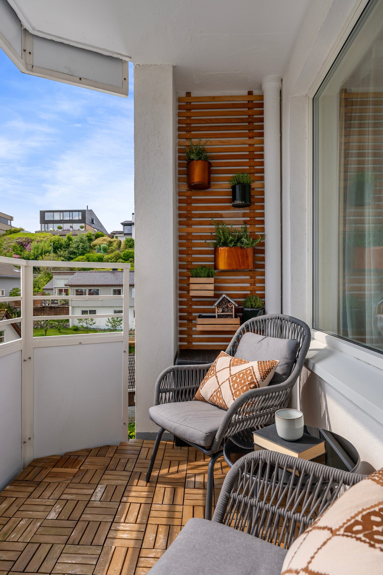 En dekorativ teak-spilevegg med urteplanter er en fil detalj på balkongen Galleribilde