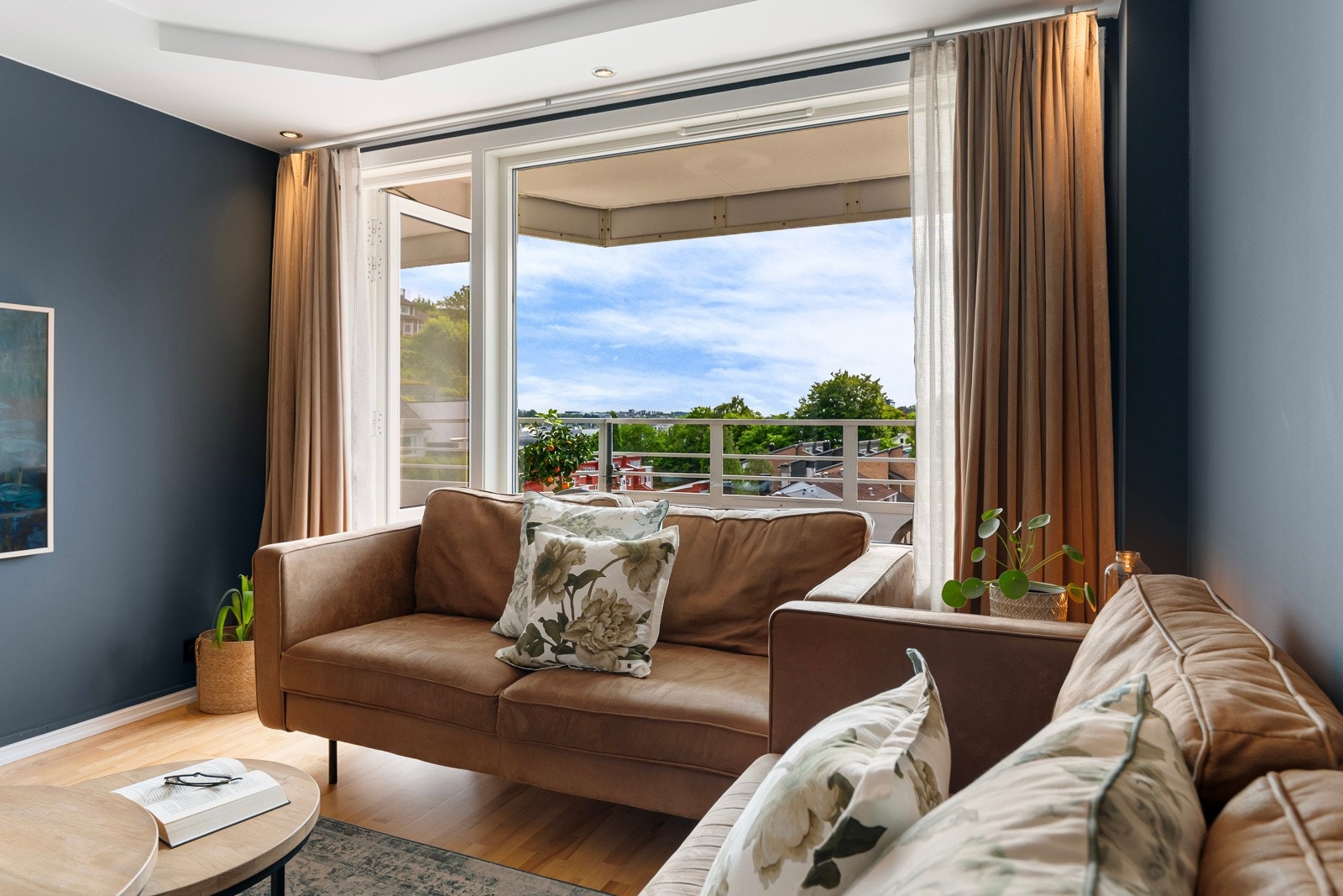 Store vindusflater sikrer rikelig med naturlig lys Galleribilde