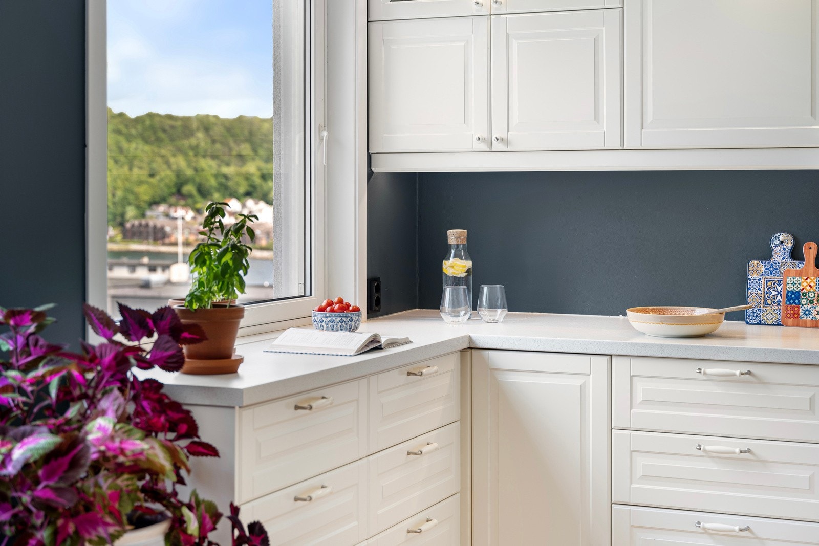 Kjøkkenet er godt utstyrt med hvitevarer fra Gorenje, Electrolux og Siemens Galleribilde