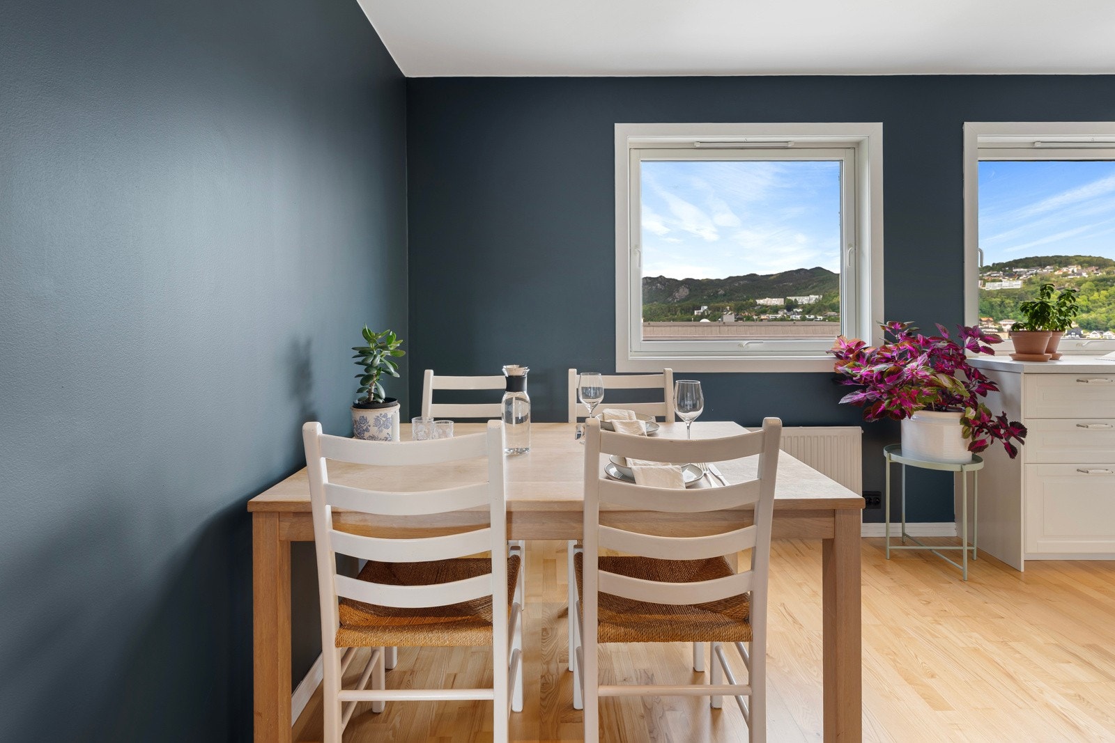 Det er plass til spisebord på kjøkken Galleribilde