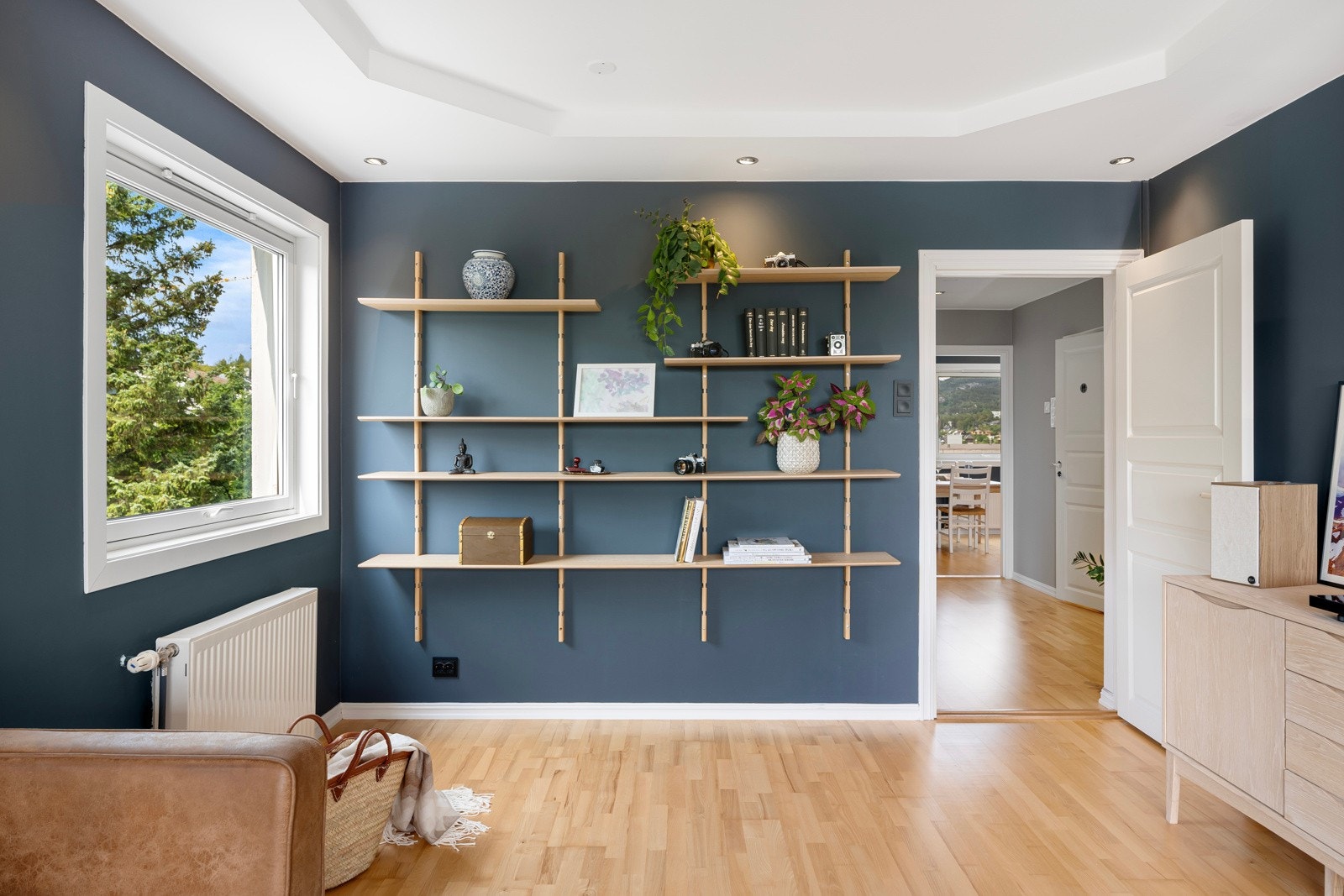 Med vinduer i to himmelretninger får rommet godt med naturlig lysinnslipp Galleribilde