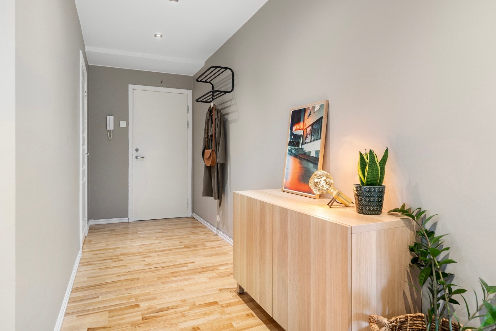 Parkett på gulv, lyse vegger og god plass til yttertøy Galleribilde