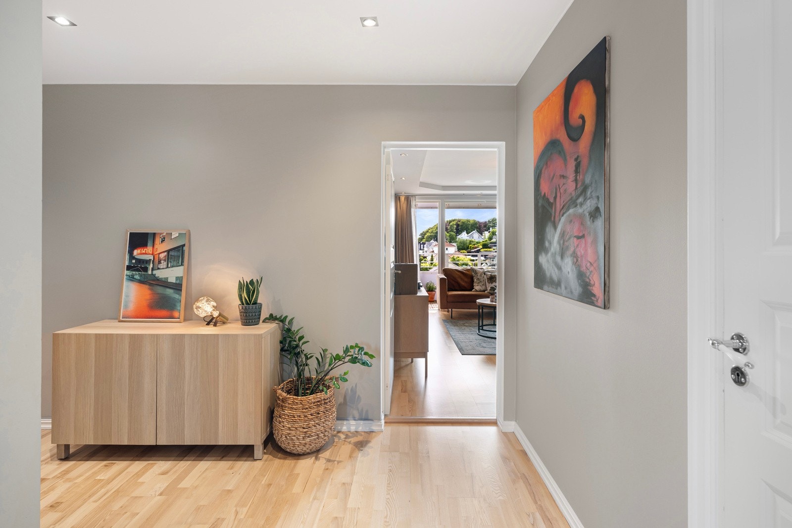 Entréen gir et godt førsteinntrykk når en kommer inn i leiligheten Galleribilde