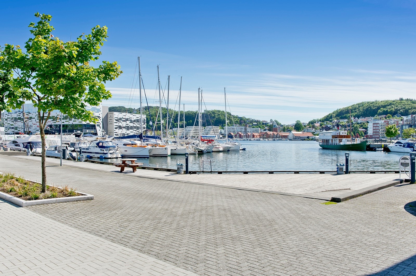 Kulturhuset, kino og den tradisjonelle handlegaten, Langgata, ligger like i nærheten Galleribilde