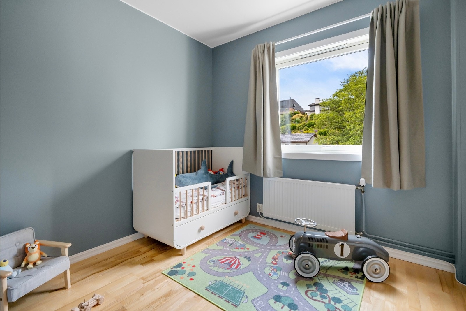 Det andre soverommet, som i dag benyttes som barnerom, er også av god størrelse Galleribilde