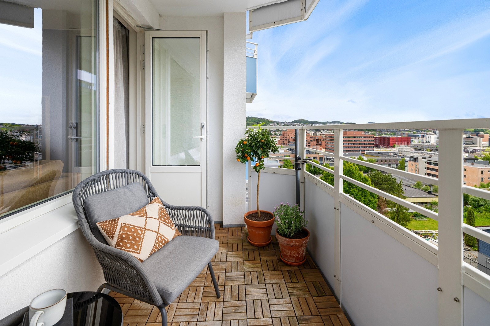 Sørvestvendt barlkong med nydelig utsikt og gode solforhold Galleribilde