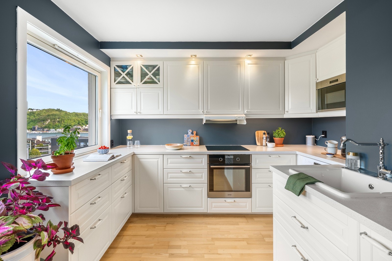 Kjøkkenet er utvidet og ble pusset opp i 2018 Galleribilde