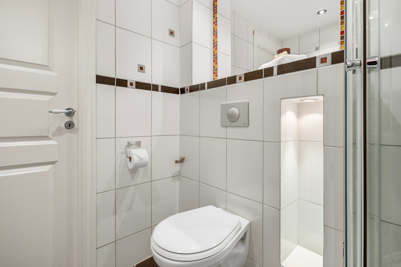 Innredningen består av en nedfelt servant over en skuffeseksjon med to romslige skuffer, to speil, vegghengt toalett og et dusjkabinett fra 2017 Galleribilde