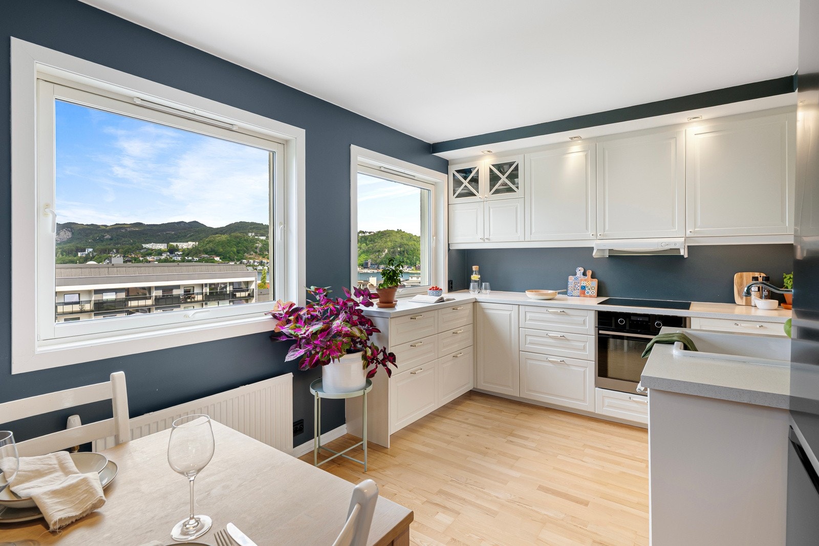 Stort kjøkken som ble pusset opp i 2018 Galleribilde