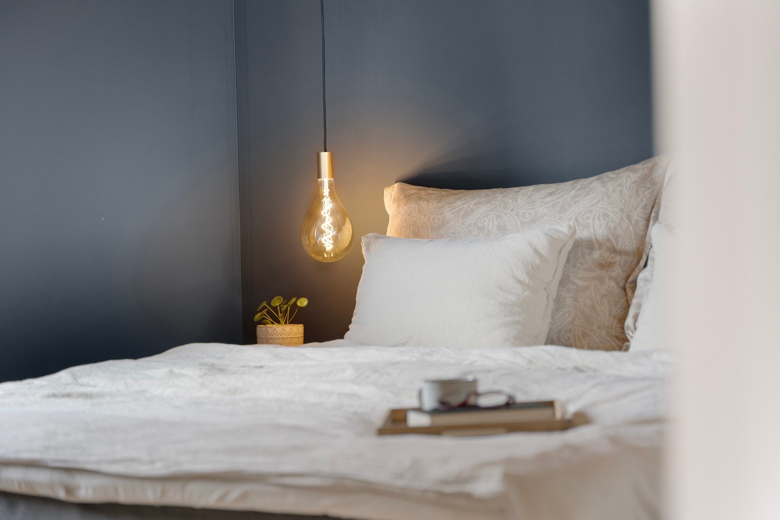 Hovedsoverommet er romslig og har plass til dobbeltseng, nattbord og garderobeskap Galleribilde