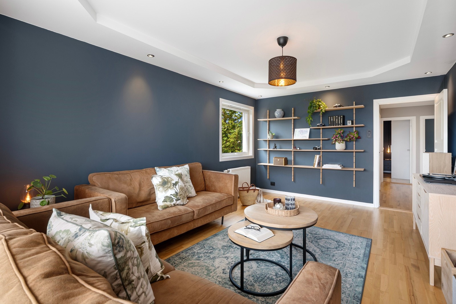 Romslig stue med god plass til sofagruppe og tv-møbler Galleribilde