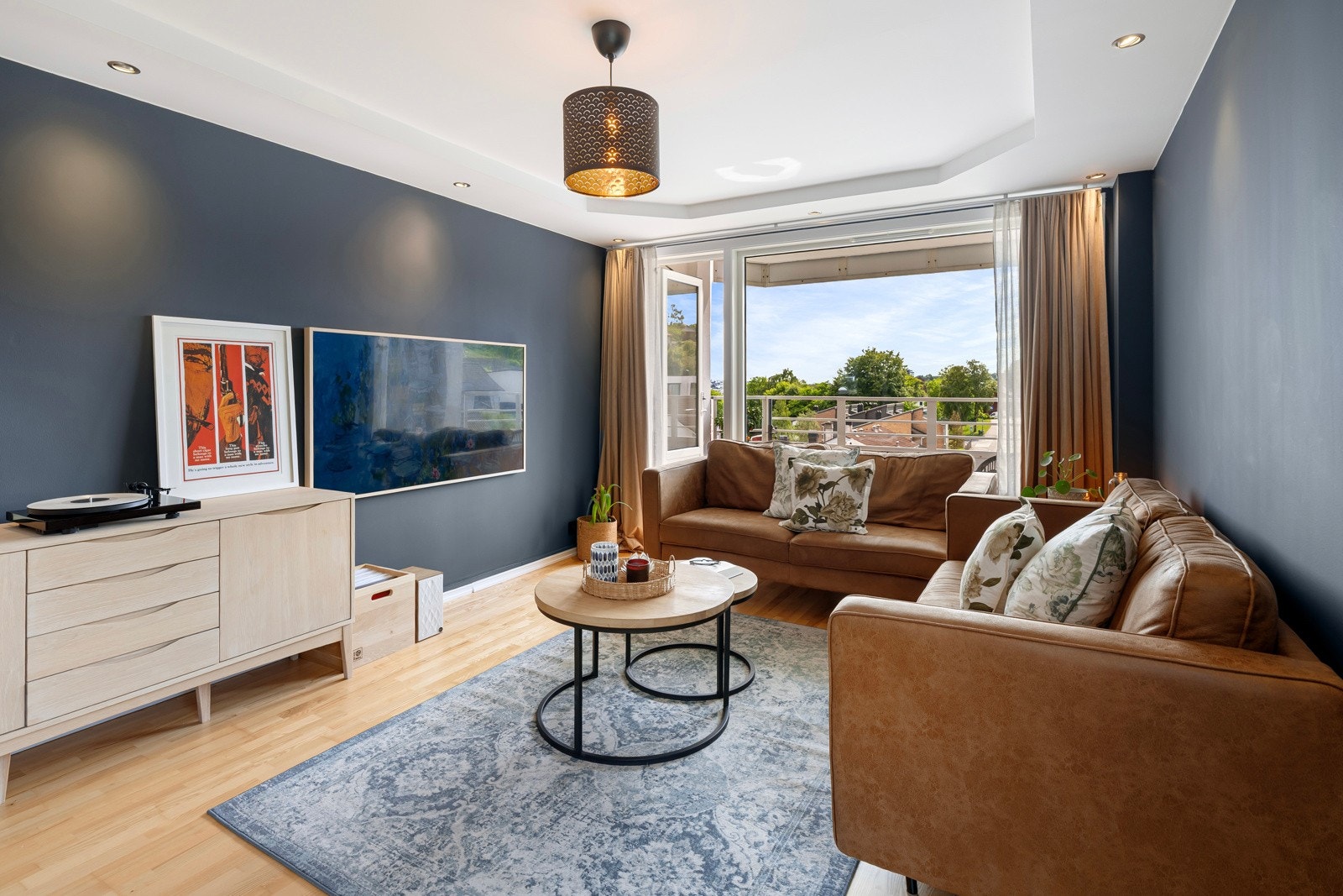 Utgang til balkong med flott utsikt og gode solforhold Galleribilde