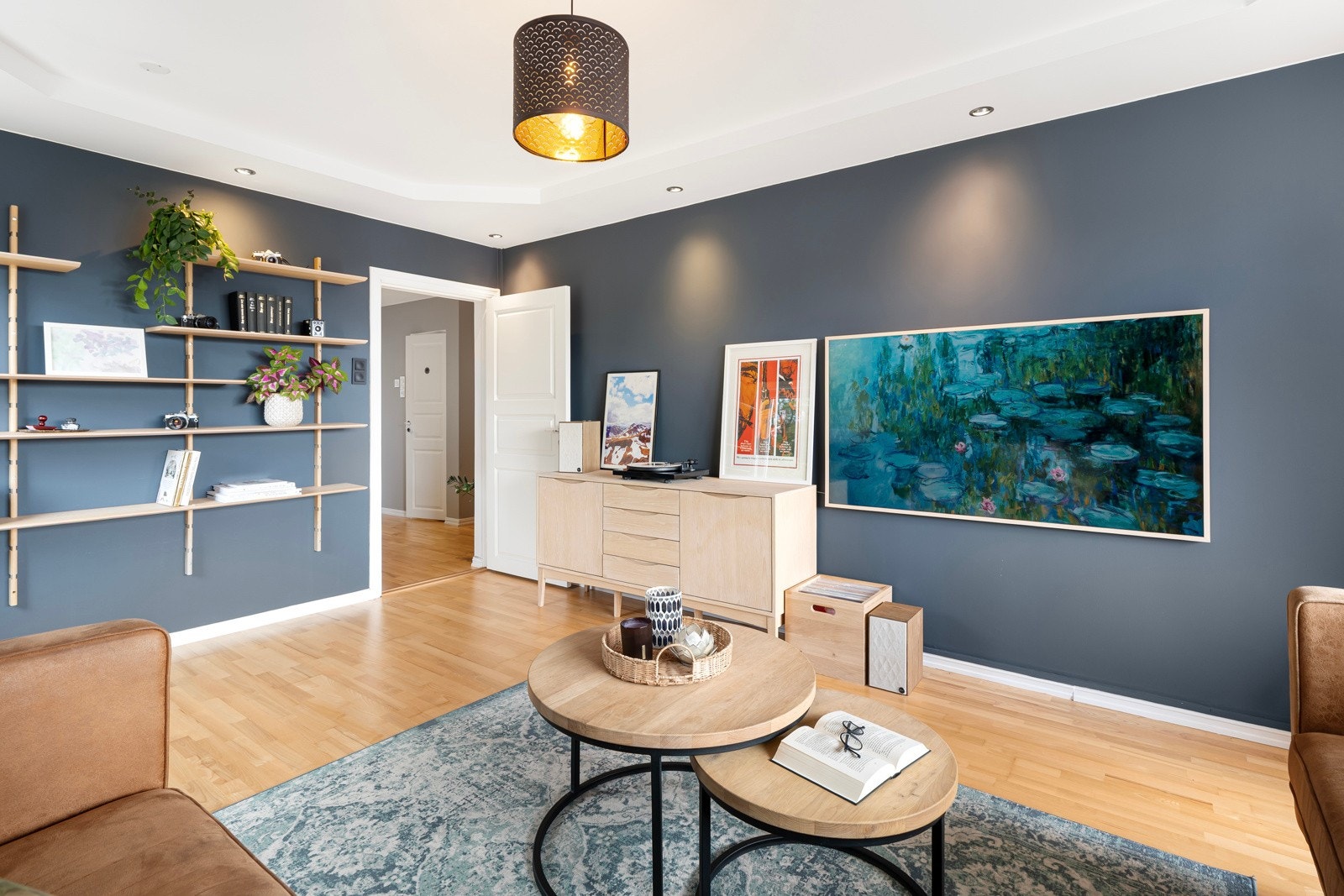 Rommet har parkett på gulv og tidsriktig farge på veggene Galleribilde