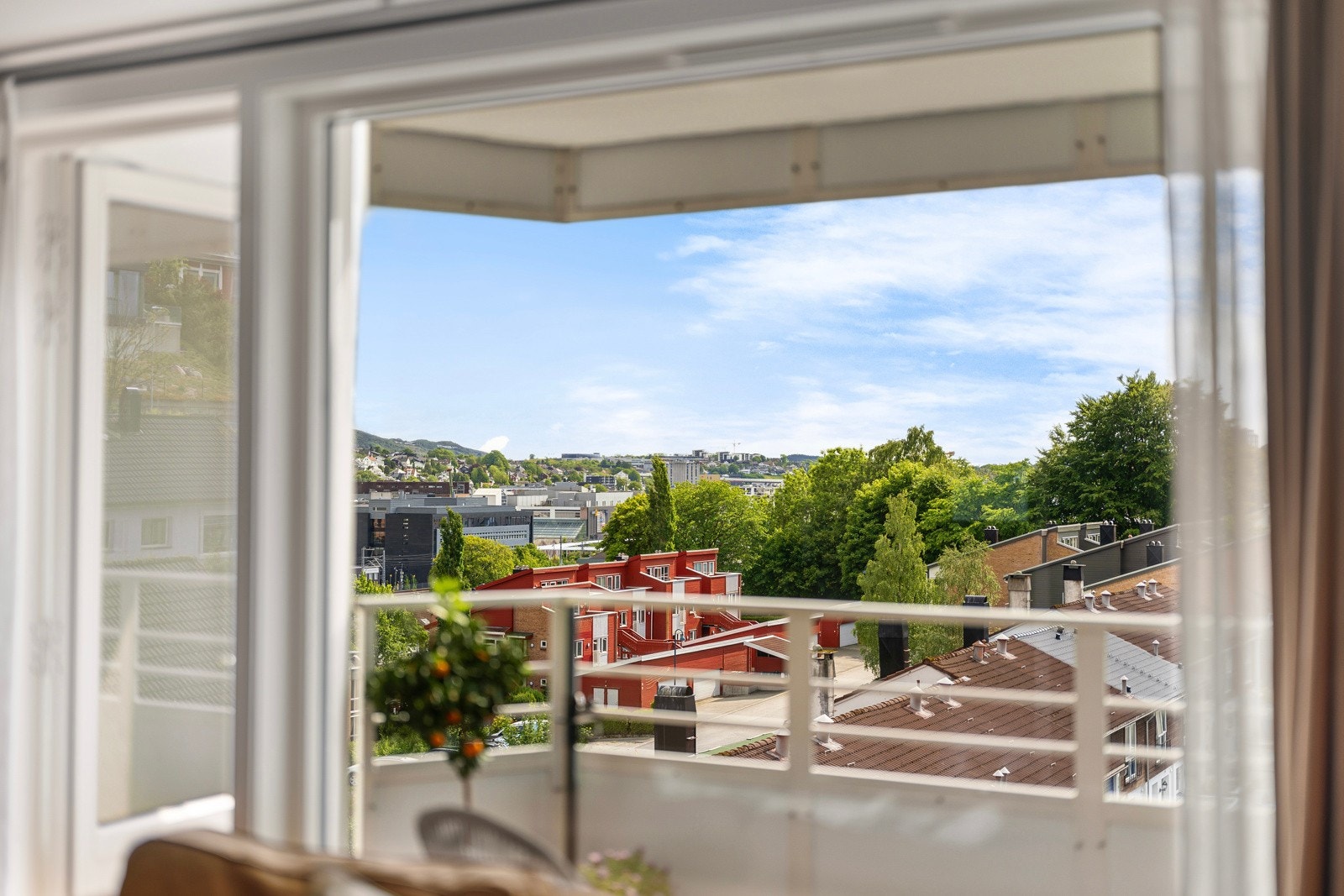 Lys og romslig 3-roms leilighet med sentrumsnær beliggenhet og flott utsikt Galleribilde