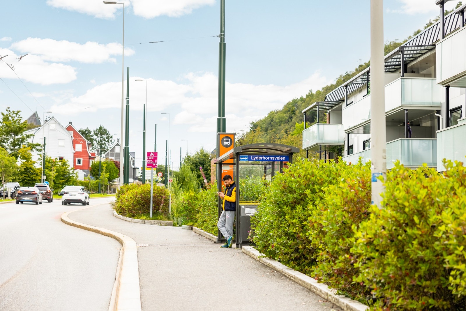 Nærmeste busstopp er rett utenfor leiligheten og linje 20 tar deg til Haukeland sykehus via Danmarksplass. Galleribilde