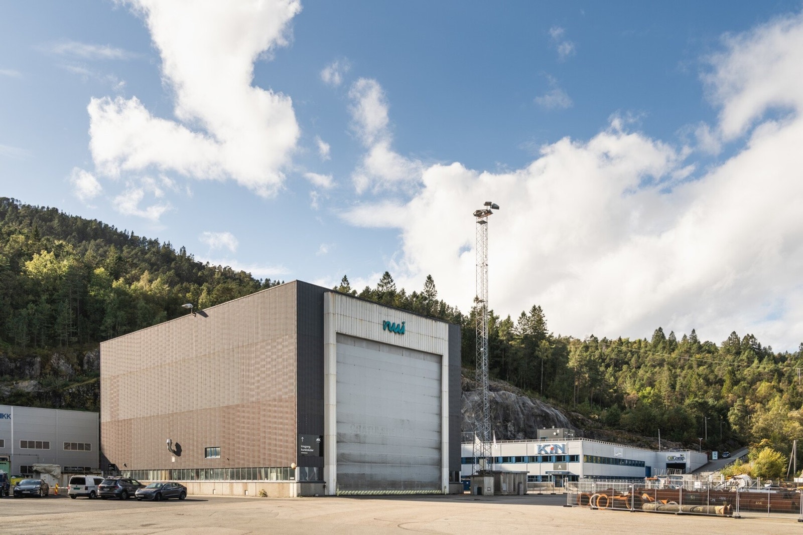 Nutec kun ca. 7 min unna med bil. Fine tur muligheter til Kvarven og videre til Lyderhorn. Galleribilde