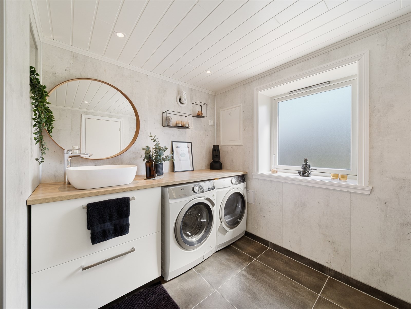 I underetasjen er det et nydelig bad/vaskerom som ble pusset opp i 2020. Galleribilde