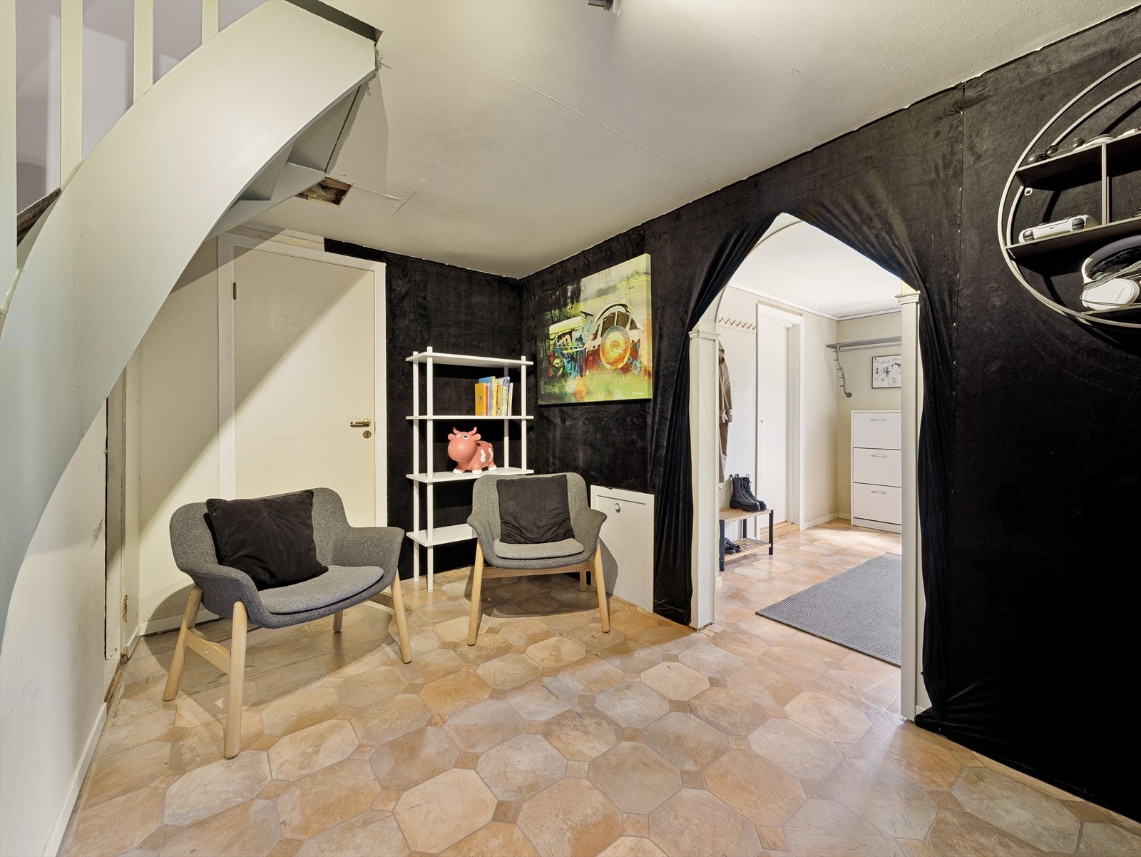 Selger opplyser at i forbindelse med oppussing av bad i 2020 ble det installert nytt elektrisk sikringsskap for deler av kjelleretasjen. Galleribilde