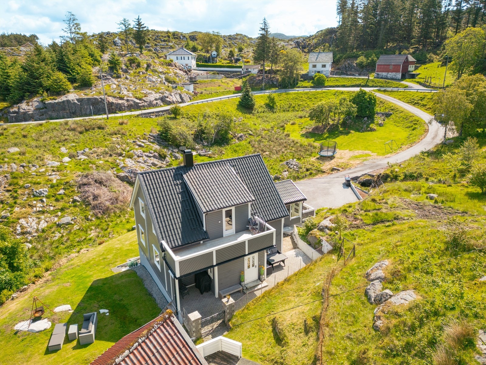 Tomten er av god størrelse og er på over 2 mål. Galleribilde