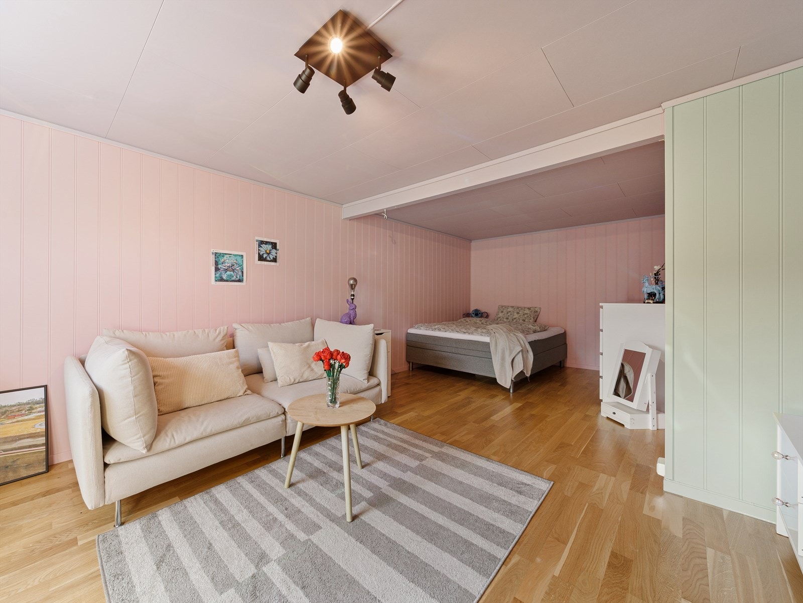 I underetasjen finner man et stort soverom, perfekt for ungdommer! Galleribilde