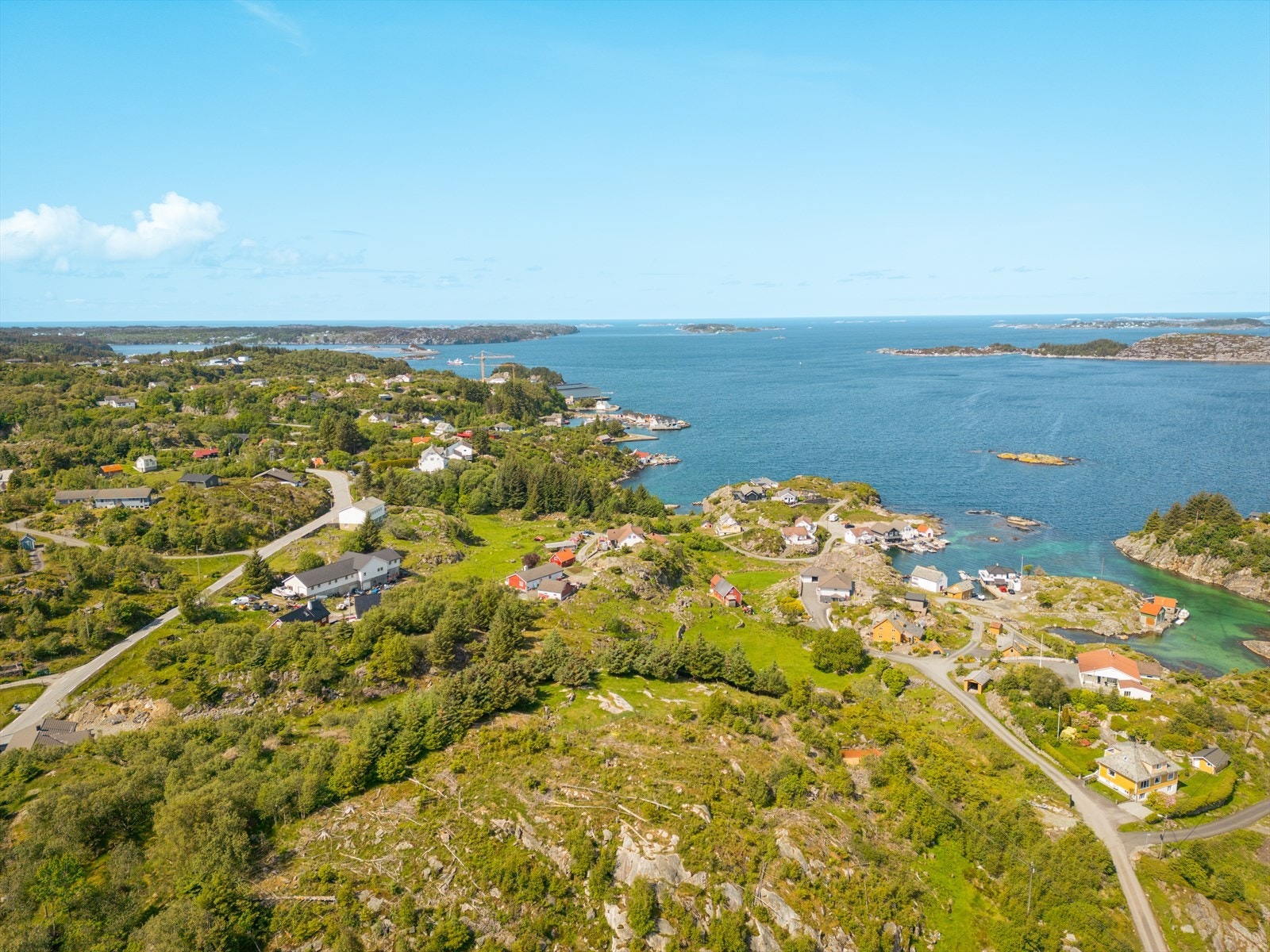 Til Bekkjarvik sentrum tar det kun ca. 5 min med bil Galleribilde