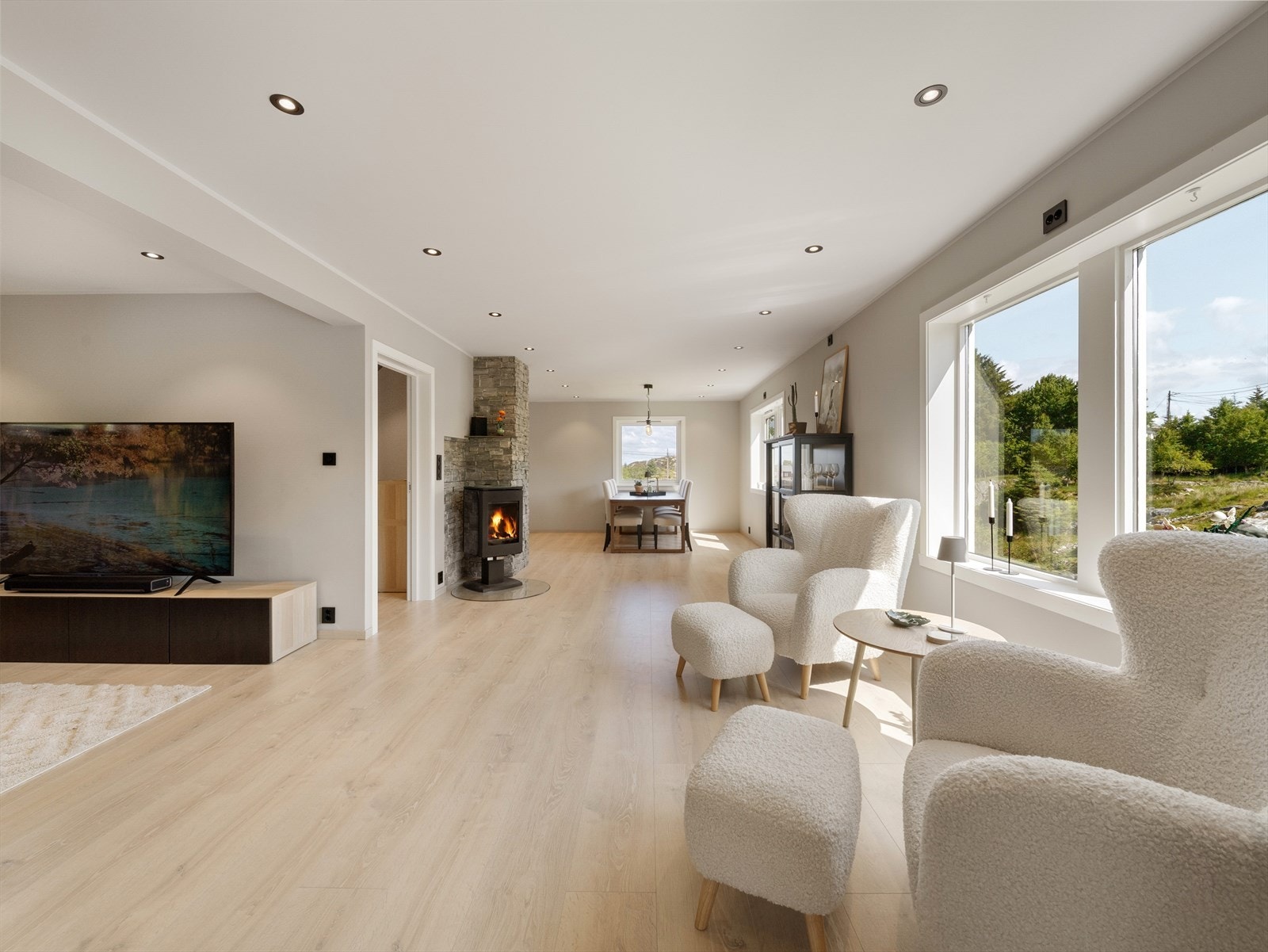 Det er peisovn i stue som er perfekt for kalde dager. Galleribilde