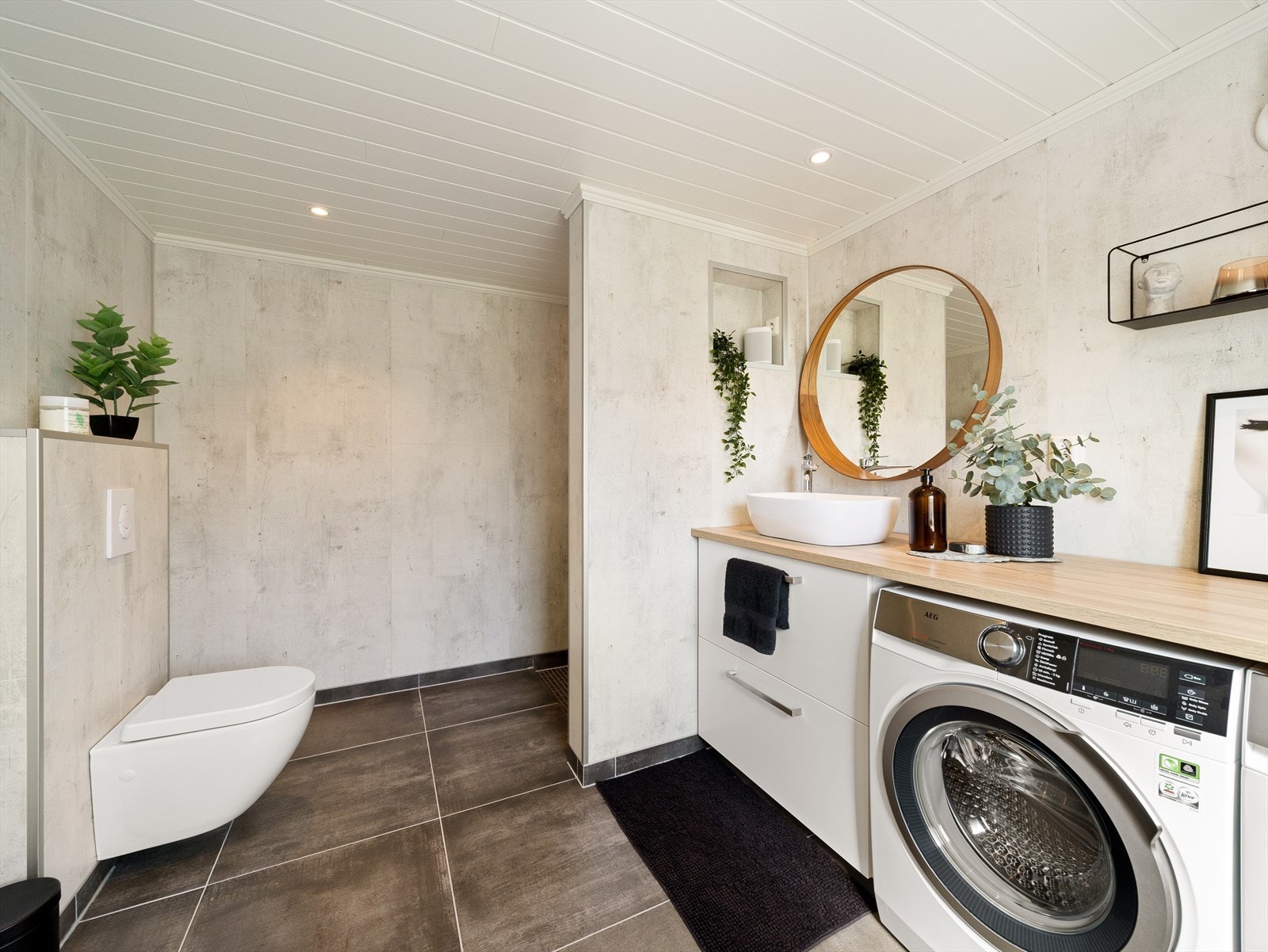 Selger opplyser at det ble byttet baderomsplater, isolasjon, rørarbeid i vegg og grunn, elektrisk, membran, fliser og diverse snekkerarbeid. Galleribilde