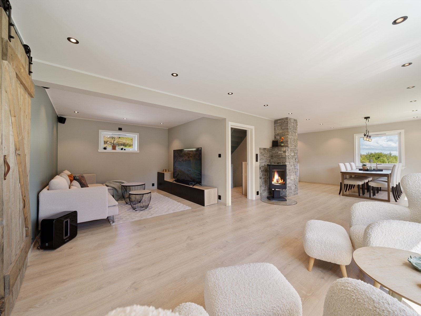 Gulvet er belagt med laminat og veggene er malt i moderne, men tidløse farger. Galleribilde