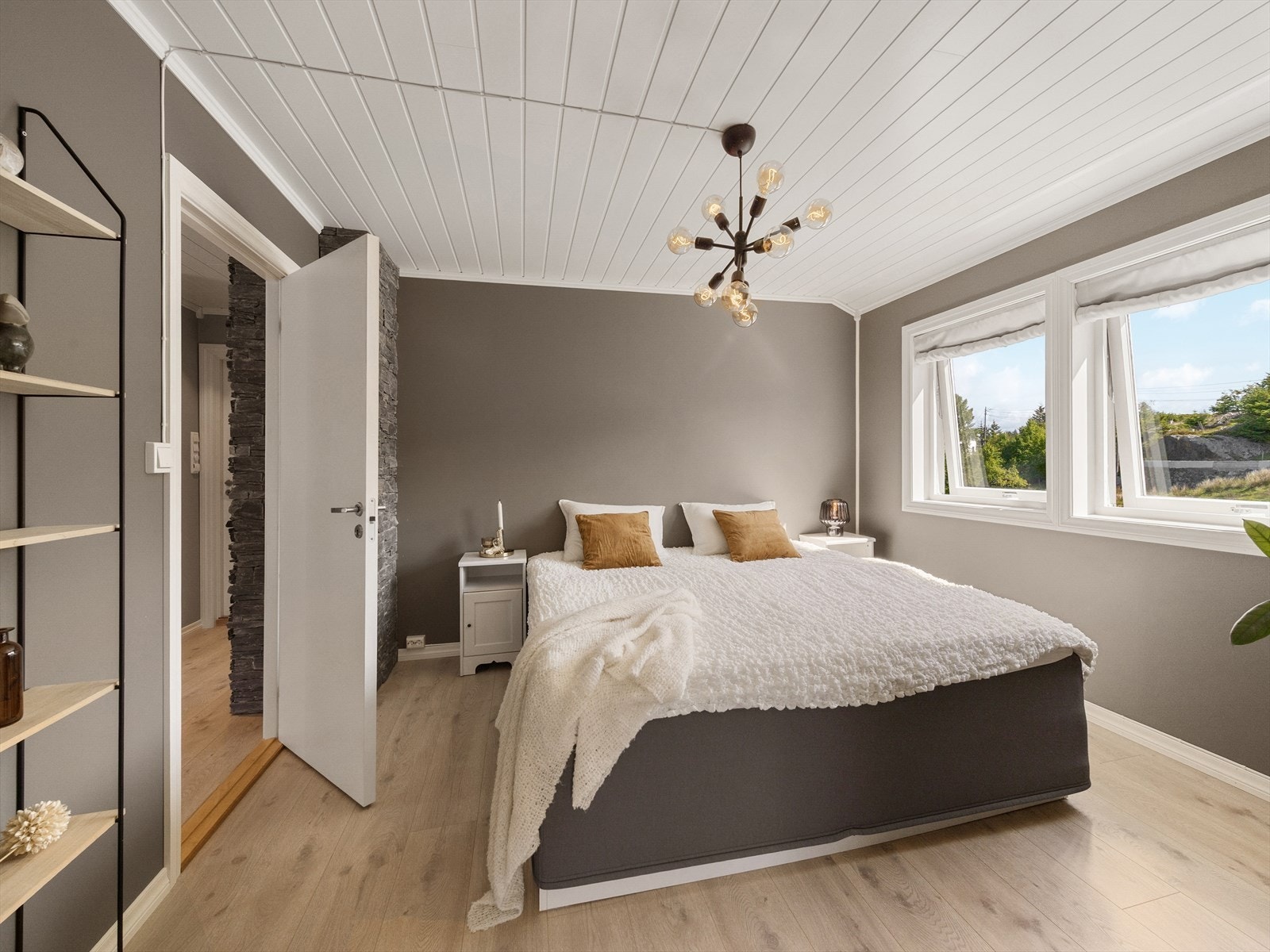 Hovedsoverommet er av god størrelse og har rikelig med plass til seng og annet soveromsmøblement. Galleribilde