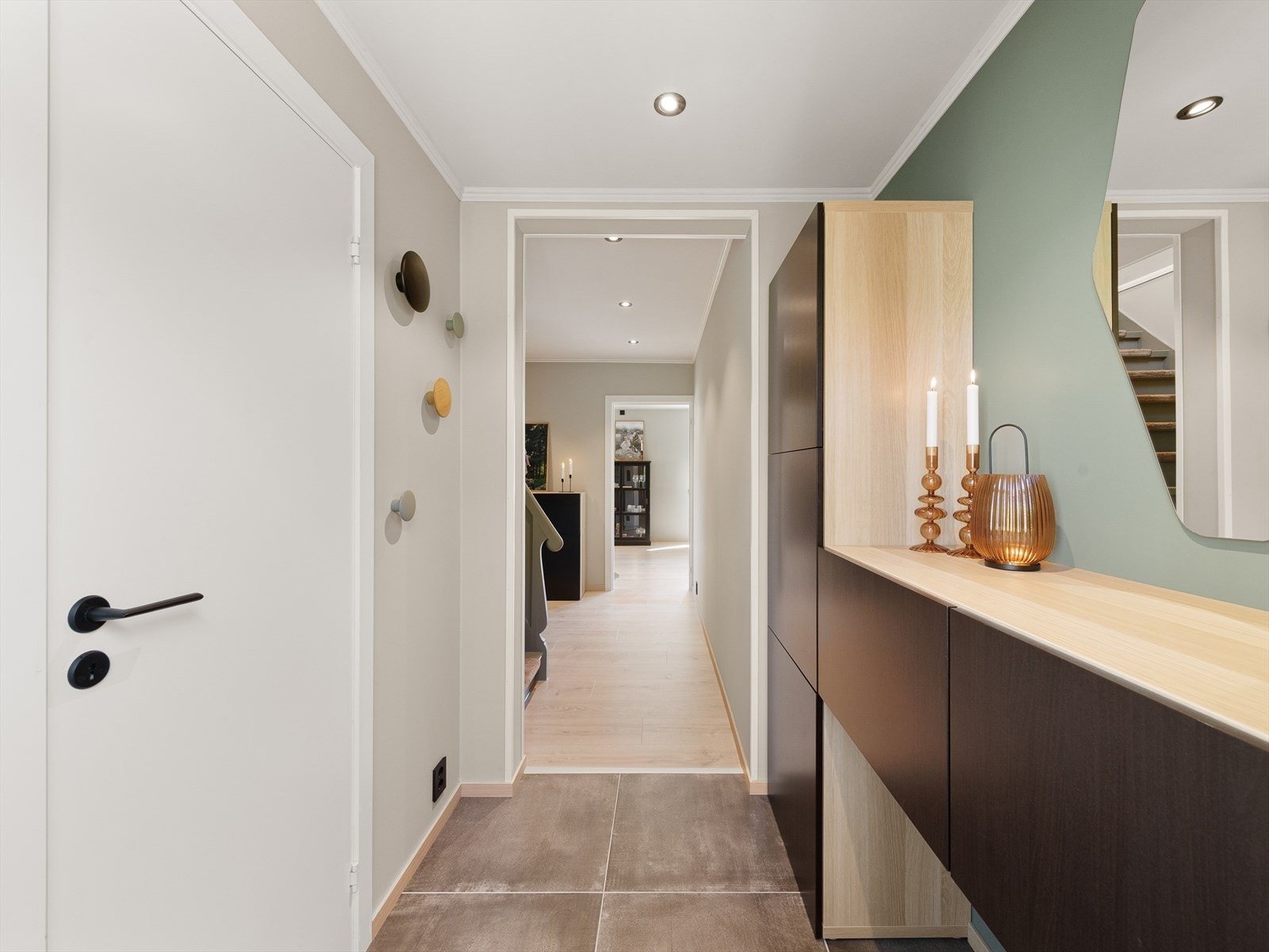 Lys entré i 1. etasje med praktisk oppbevaring. Galleribilde