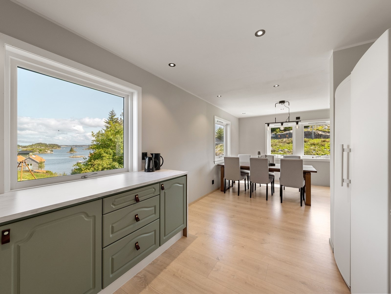 Her er det rikelig med skap -og benkeplass. Galleribilde