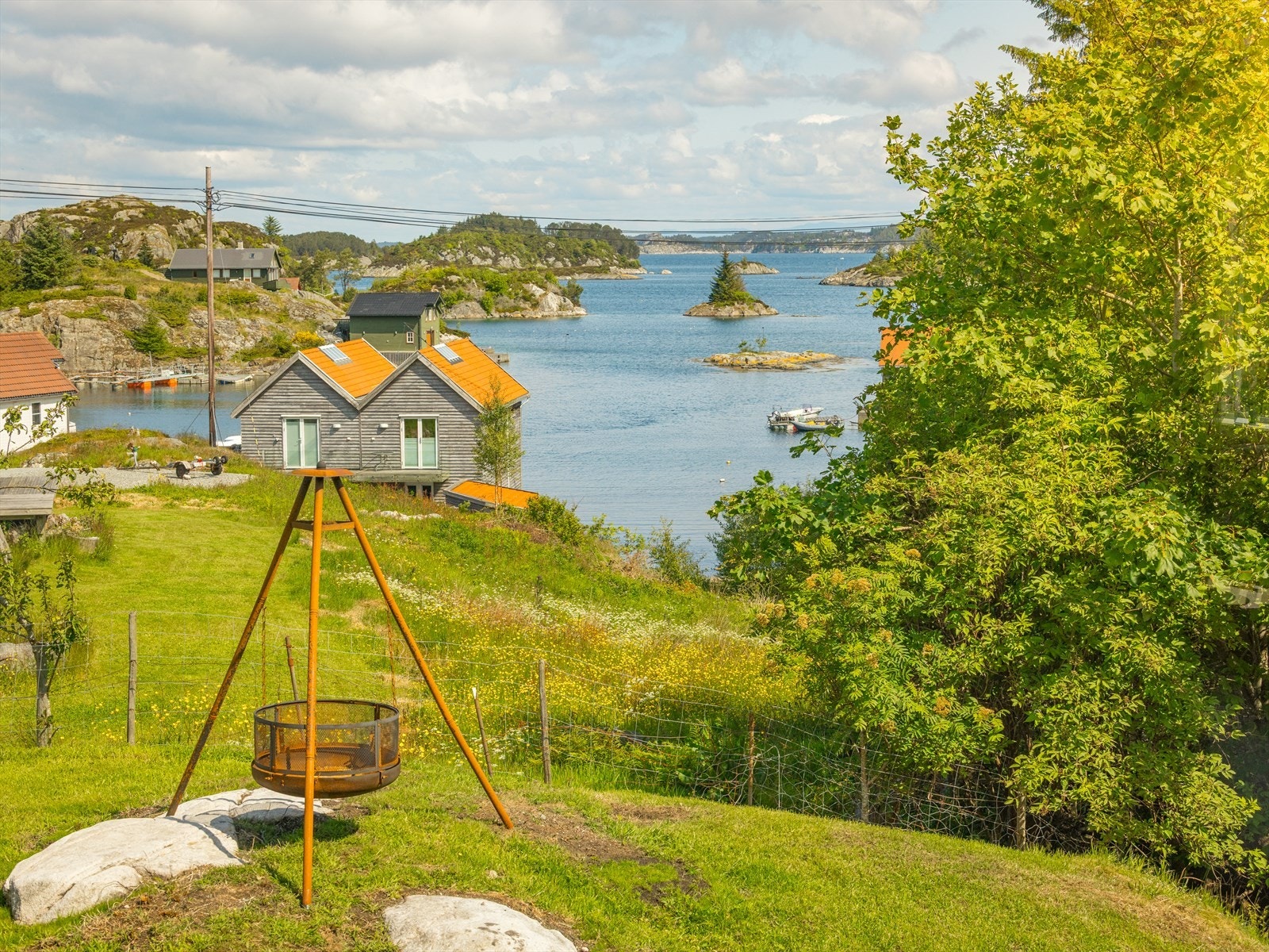 Fra eiendommen kan man nyte gode solforhold og en flott utsikt over nærområdet. Galleribilde