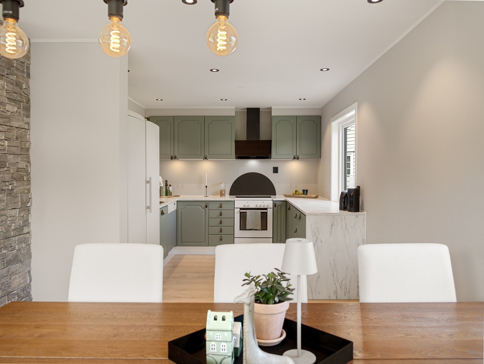 Kjøkkenet har en delvis åpen og praktisk løsning mot stue Galleribilde