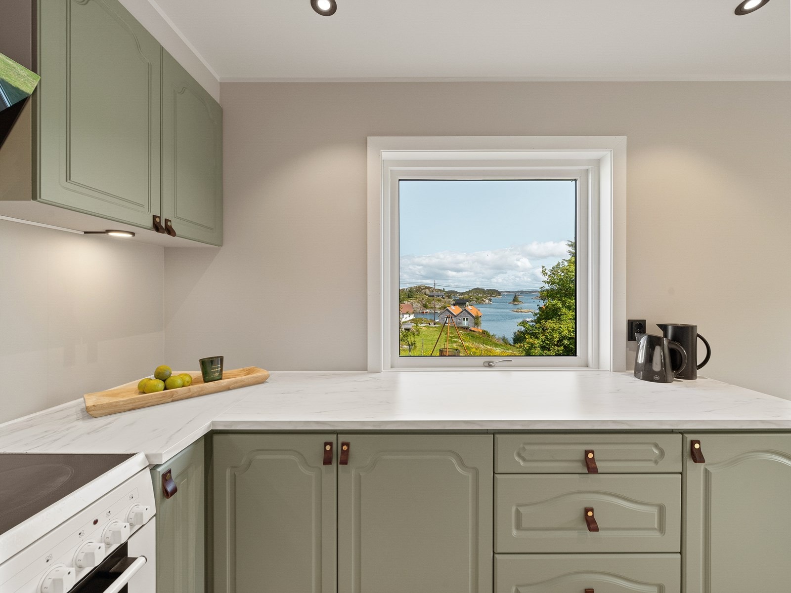 Kjøkkenet er innredet med profilerte fronter og laminat benkeplate. Galleribilde