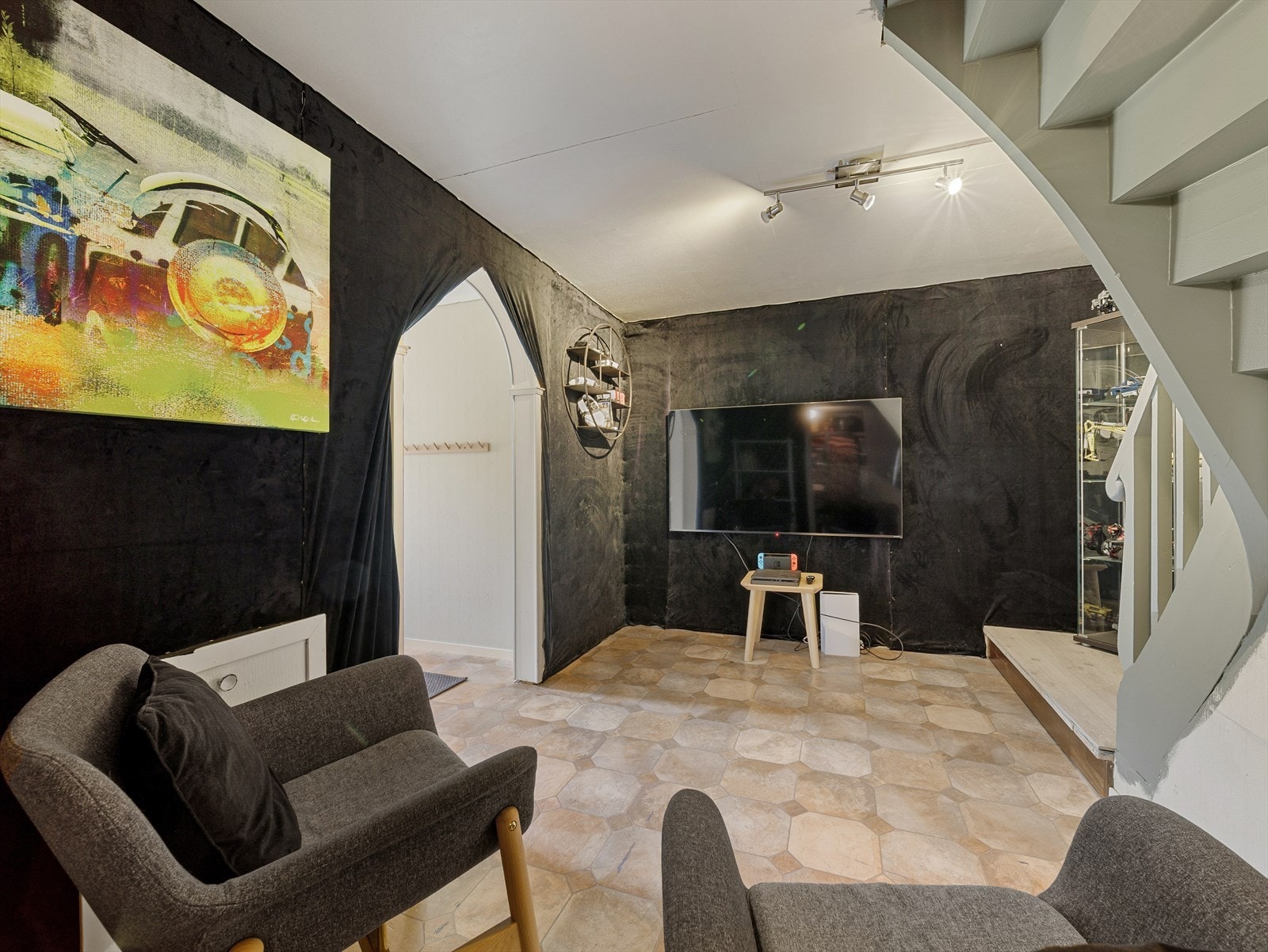 Hall som er laget til som en ekstra TV-stue. Galleribilde