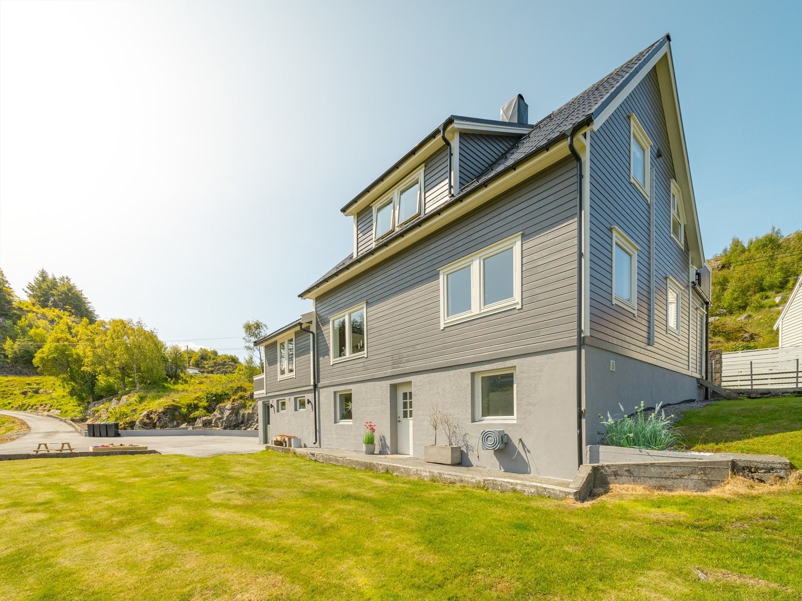 Selger opplyser at det i 2024 ble byttet kister på hovedhuset som nå har lufting. Det ble byttet loddbord, takrenner og nedløp samtidig. Galleribilde