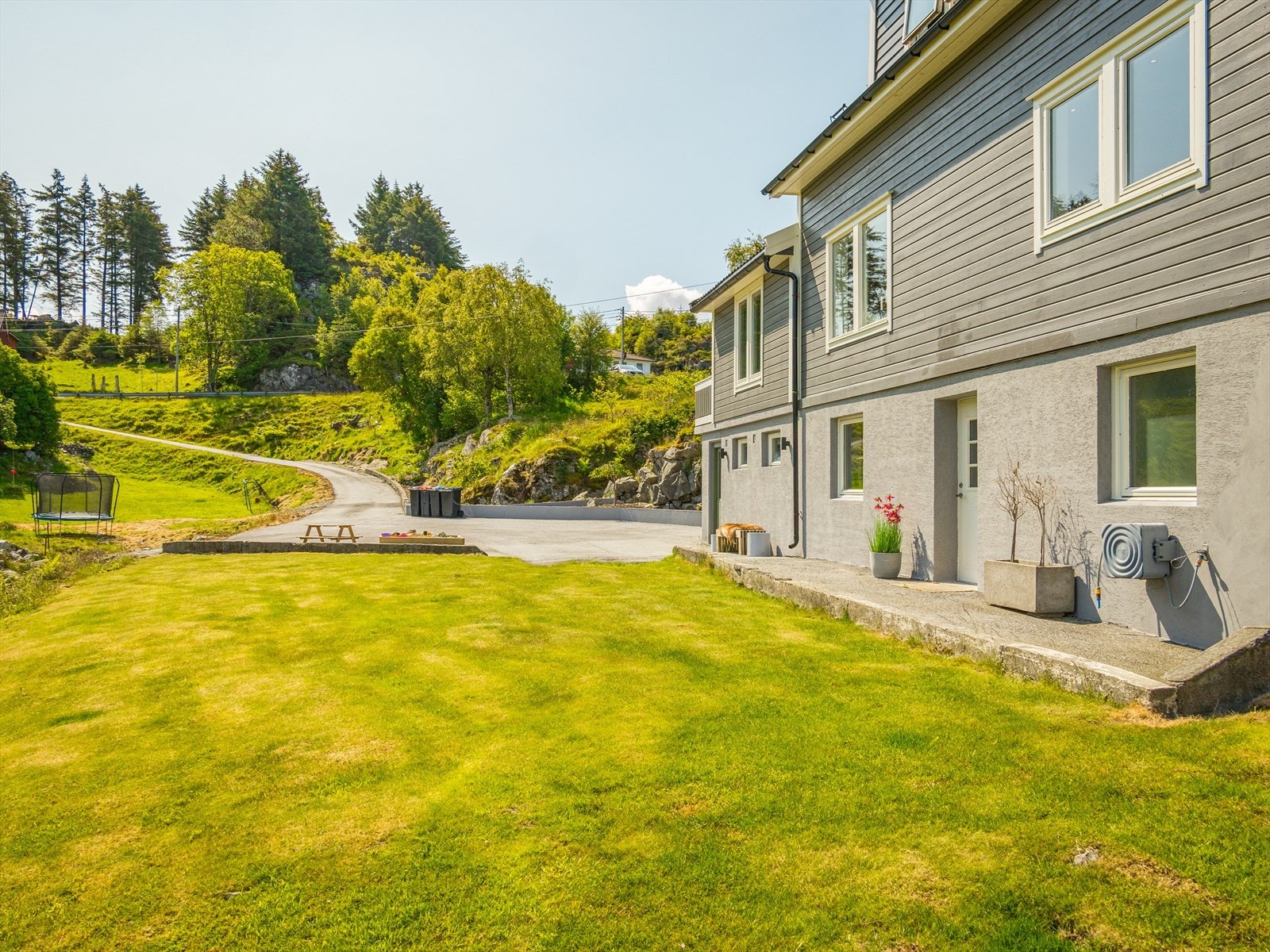 Tomten er nydelig opparbeidet med store plenarealer. Galleribilde