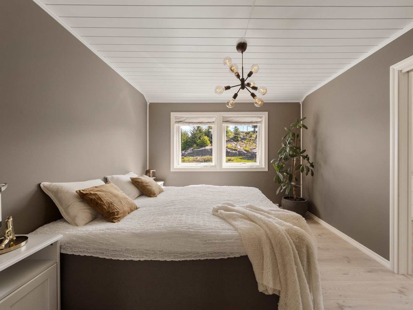 Soverommet har laminat på gulv og malte overflater i moderne farger. Galleribilde