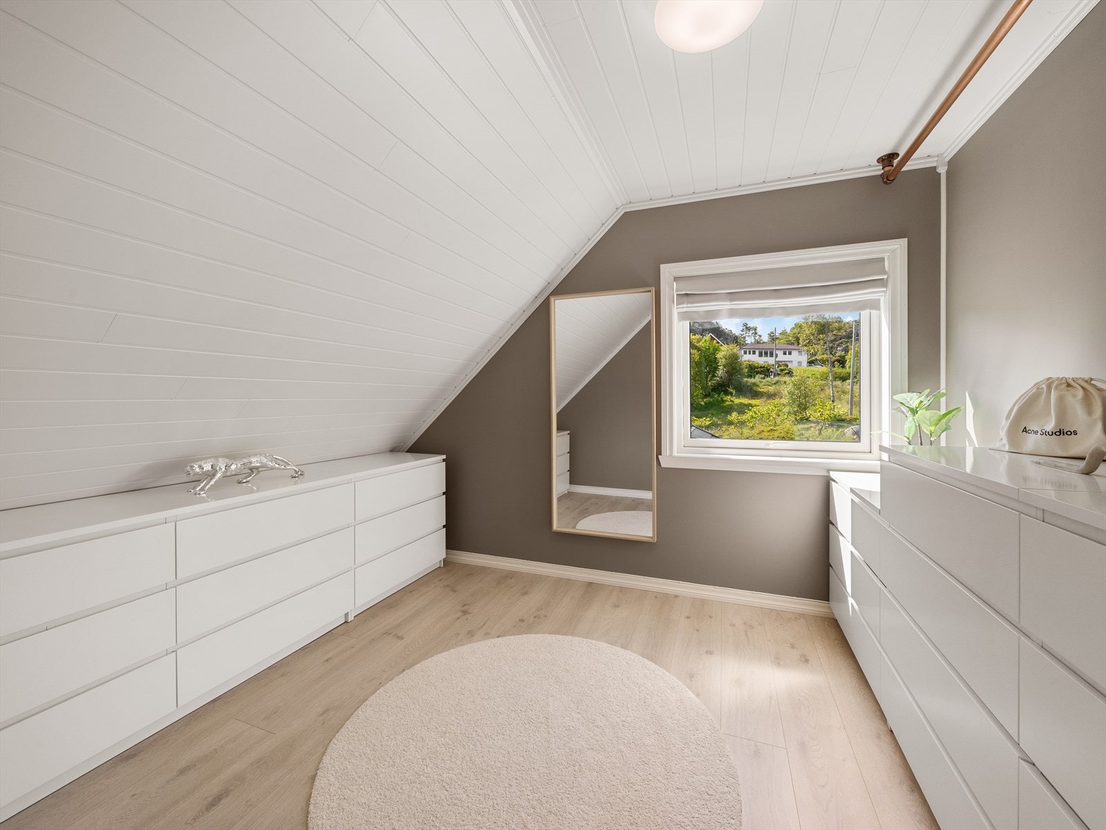 Her har man rikelig med plass for oppbevaring av klær og tilbehør! Galleribilde